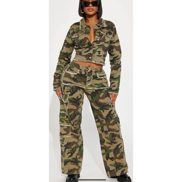 - NWT camouflage cargo jeans size 9. They run very large I’m a fit like 13/14 - Picture 1 of 5
